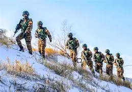  皖南雪豹队鏖战中原暴熊队，游泳附加赛火力全开，转换速度占优。全面提速抢占先机