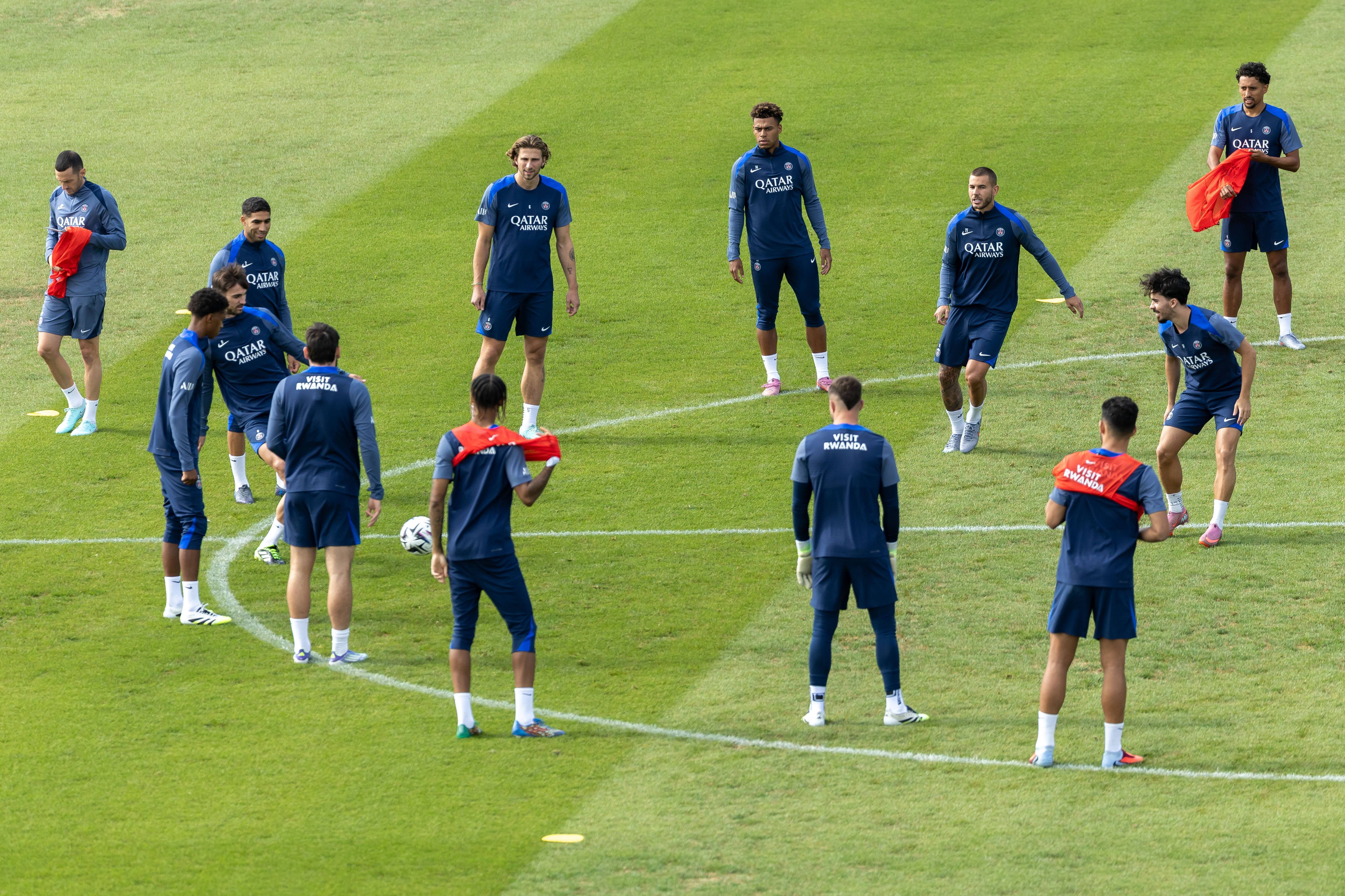 包含转会期巴黎圣日耳曼备战欧冠，官宣签约细节曝光，气氛紧张，心理建设被强调的词条-u8国际