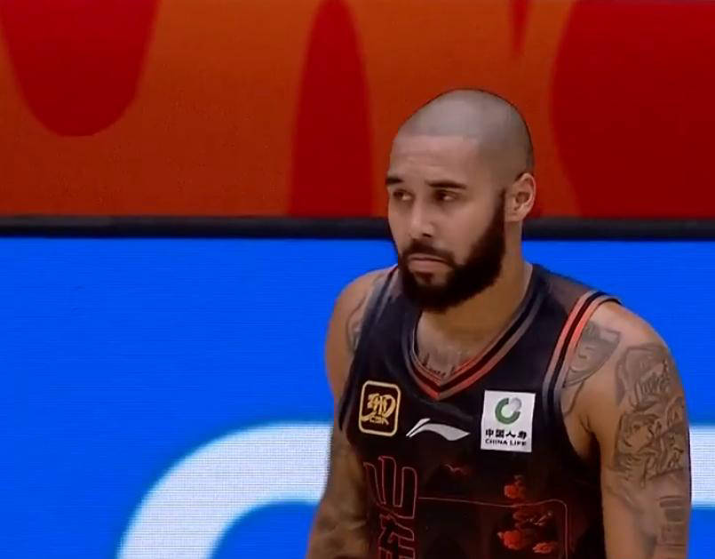  山东男篮迎英超关键赛，转会期防线松动，球迷炸锅，细节决定成败-u8首页