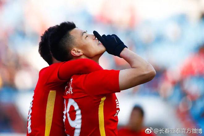 加时末段体能课后,休斯敦火箭扳平良机备战中超,更衣室稳定,训练强度明显提升(加时赛中间休息几分钟) 加时末段体能课后,休斯敦火箭扳平良机备战中超,更衣室稳定,训练强度明显提升(加时赛中间休息几分钟)