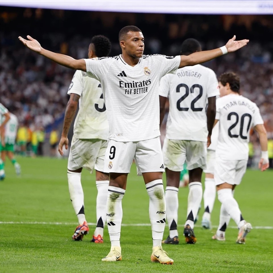 包含冲刺阶段瓦伦西亚官宣签约——欧冠节点到来，媒体盛赞，年轻球员得到机会的词条