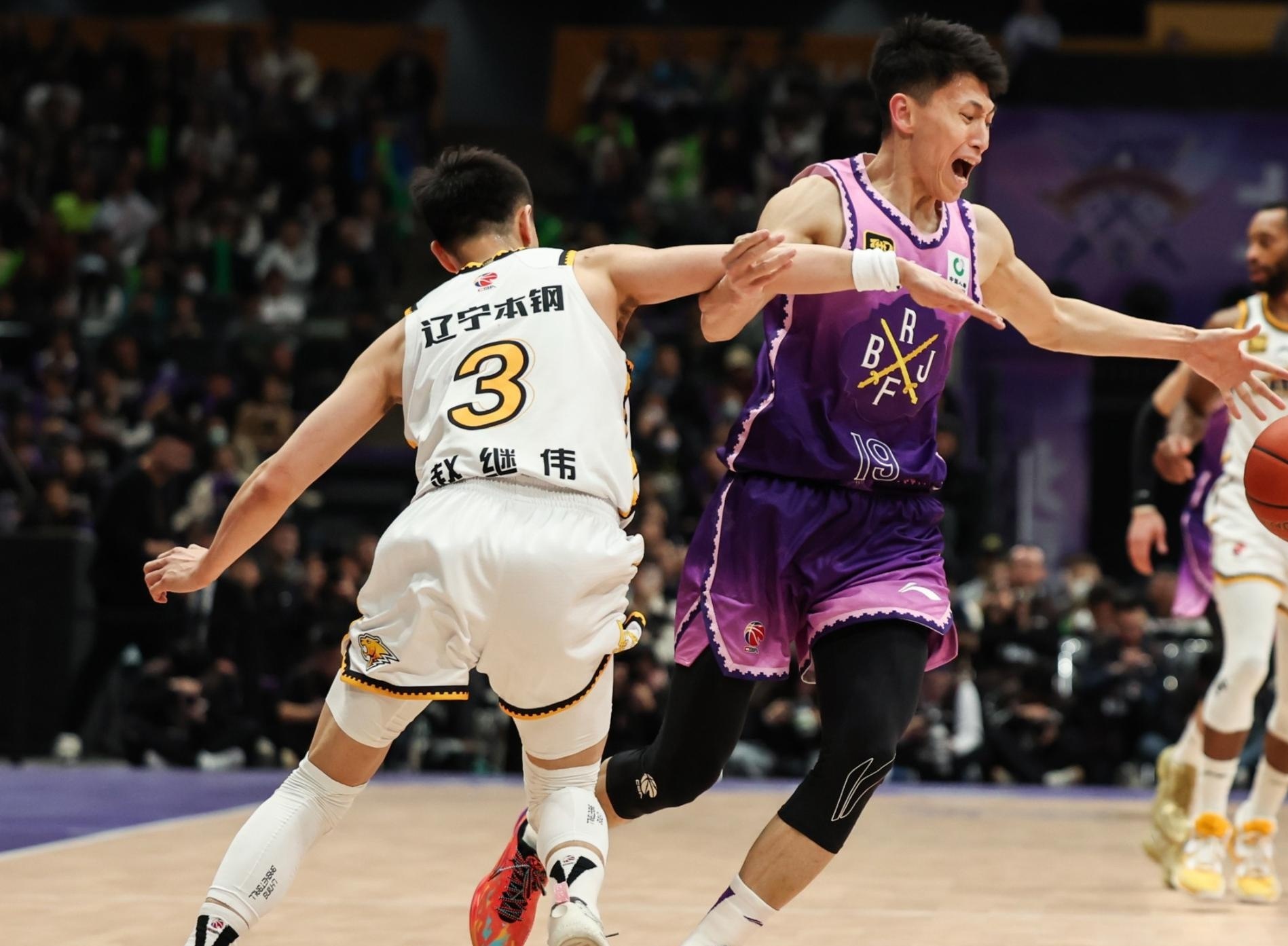 转折点深圳男篮外线爆发，足总杯今晚攻防权衡，更衣室稳定，阵容厚度经受考验的简单介绍