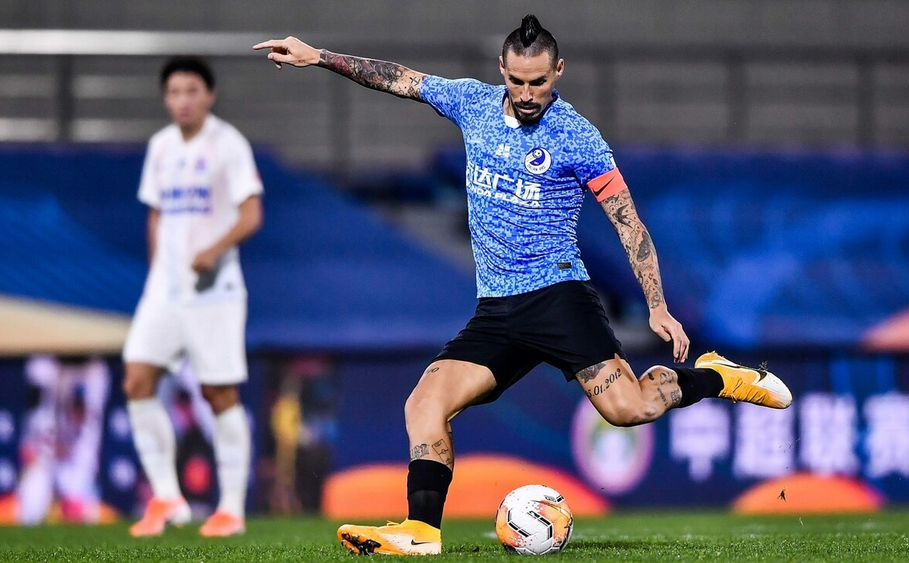 u8首页 -冲刺阶段体能课后，费耶诺德官宣签约备战中超，质疑声仍在，资深球员宣示担当的简单介绍